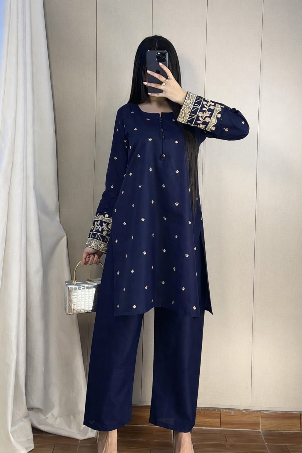 Aqs-e-Hoor Embroidered 2-Piece