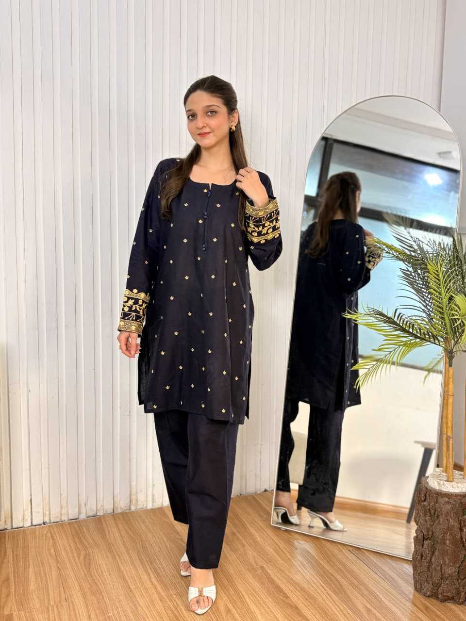 Aqs-e-Hoor Embroidered 2-Piece