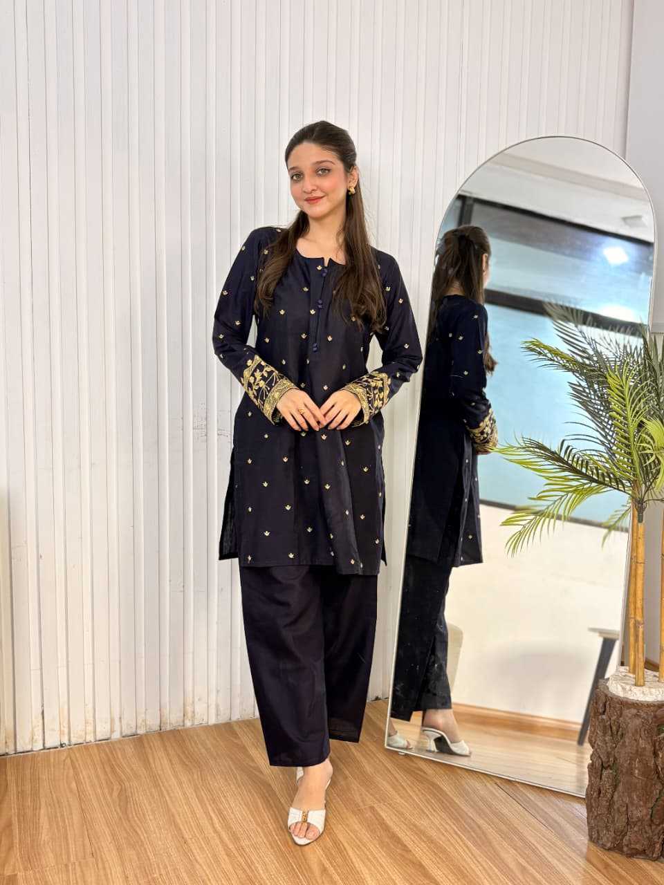 Aqs-e-Hoor Embroidered 2-Piece